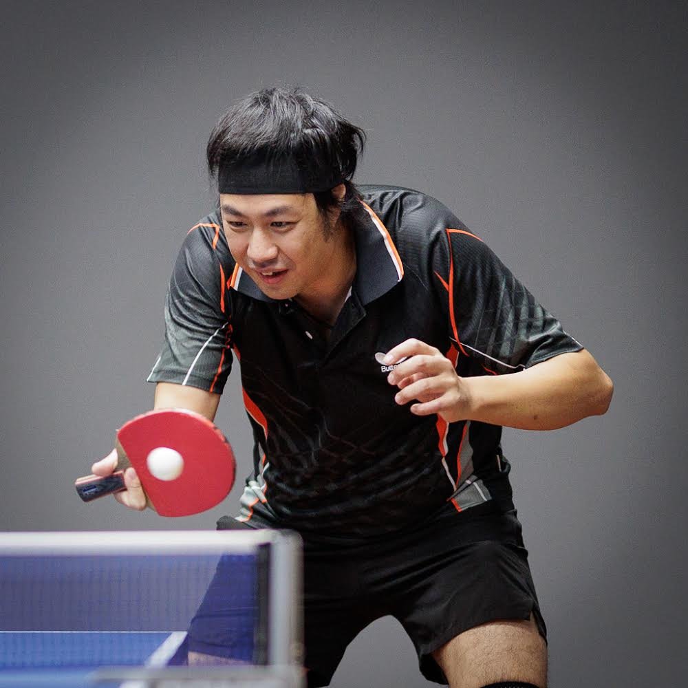 パース日本人卓球クラブの選手がレシーブする様子