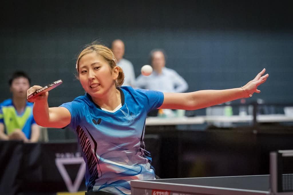 パース日本人卓球クラブの女性選手がフォアハンドでプレーする様子